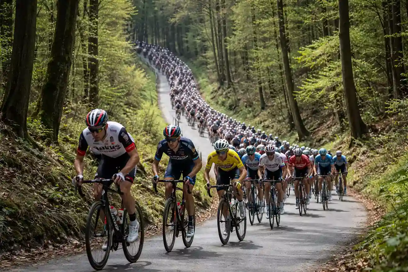Wielrenners tijdens Ardense voorjaarsklassieker