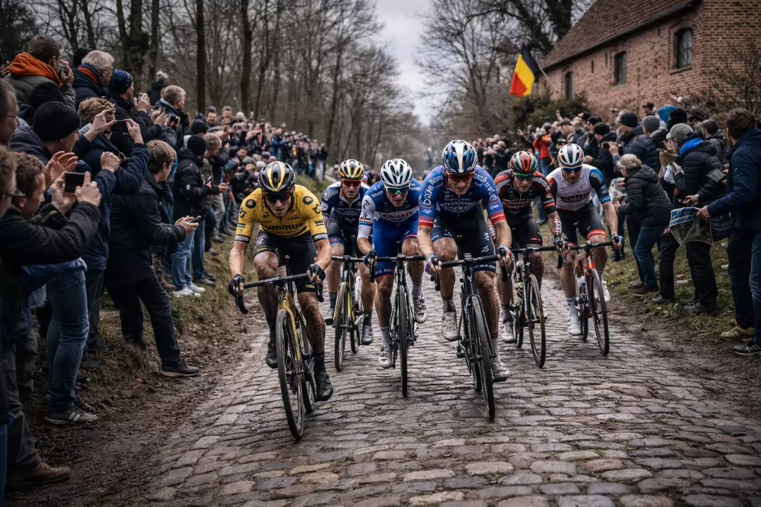 Wielrenners op de kasseien van de Oude Kwaremont tijdens E3 Saxo Classic