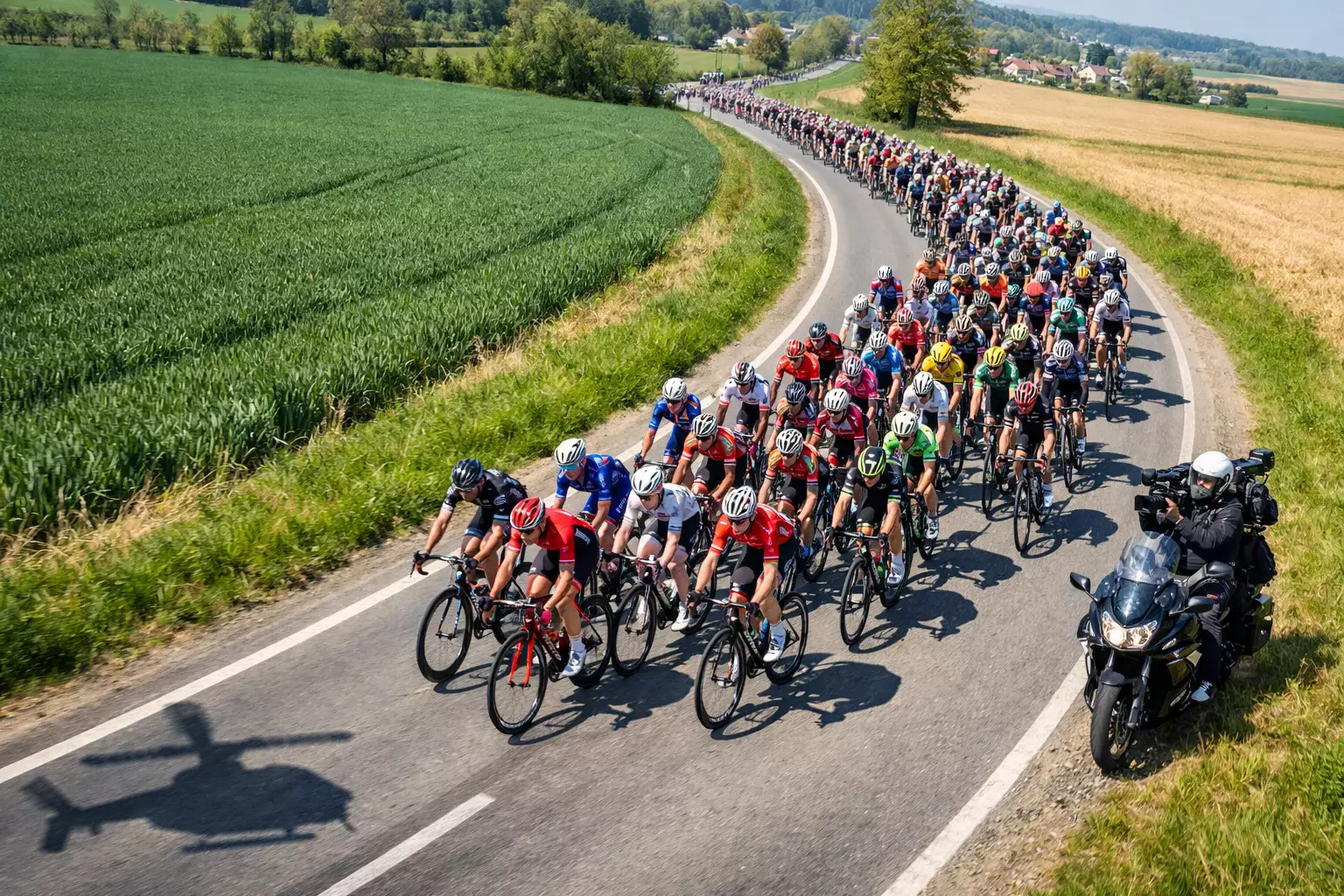 Peloton wielrenners in volle actie tijdens een klassieker