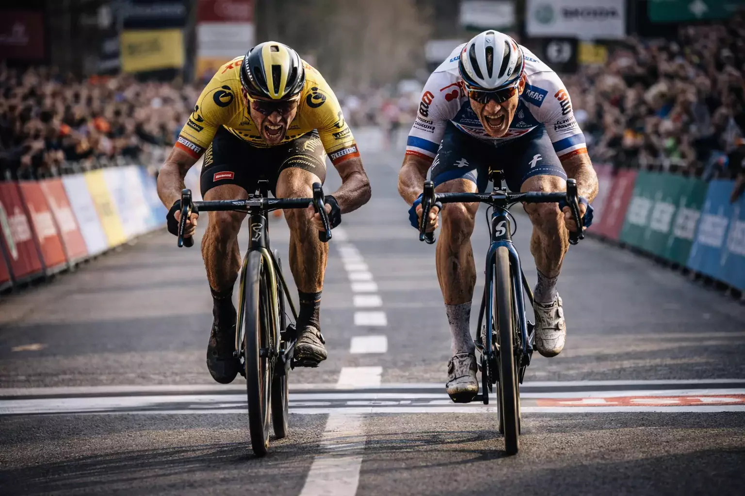 Twee wielrenners in een felle sprint naast elkaar naar de finish