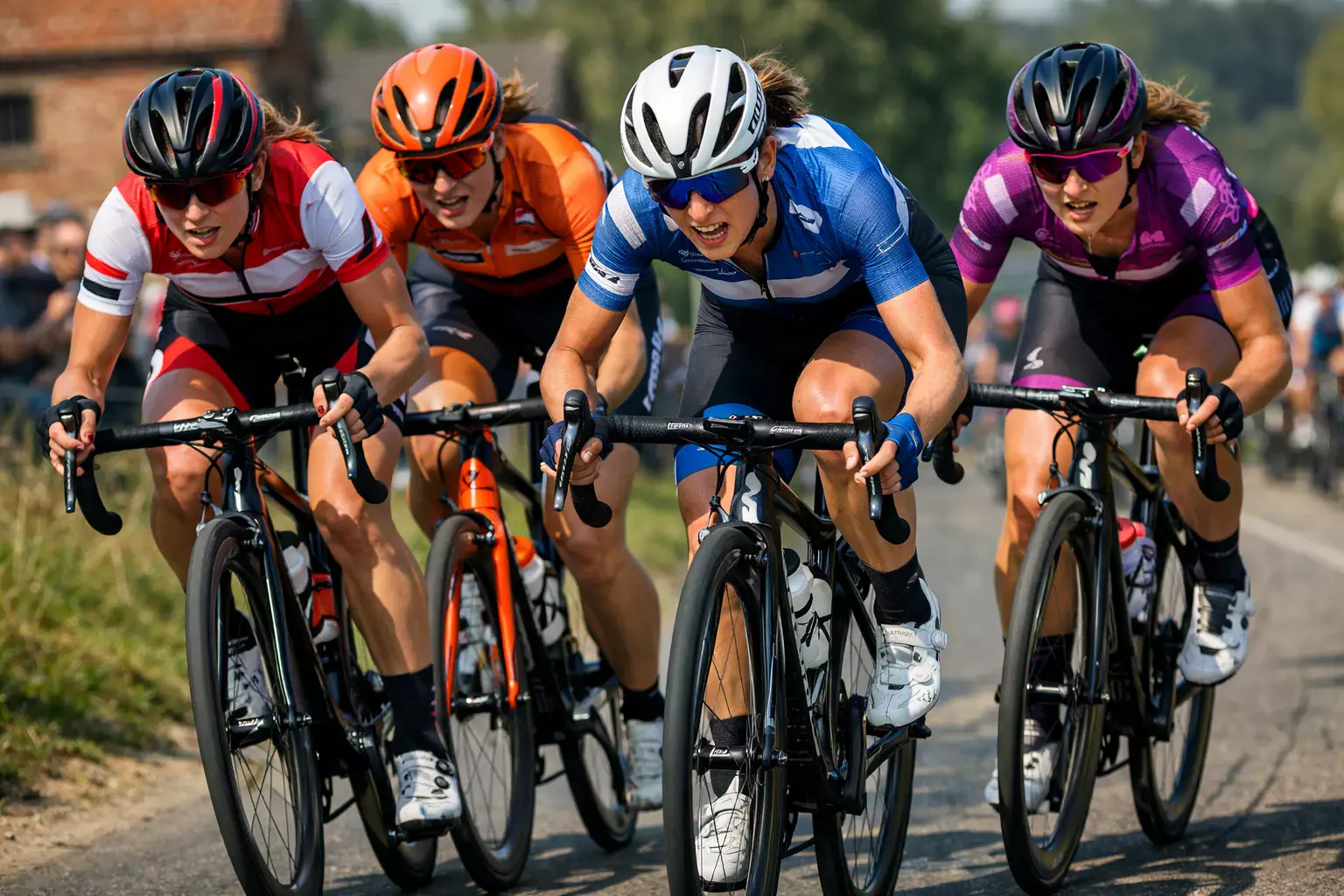 Vrouwelijke wielrensters in peloton tijdens damesklassieker