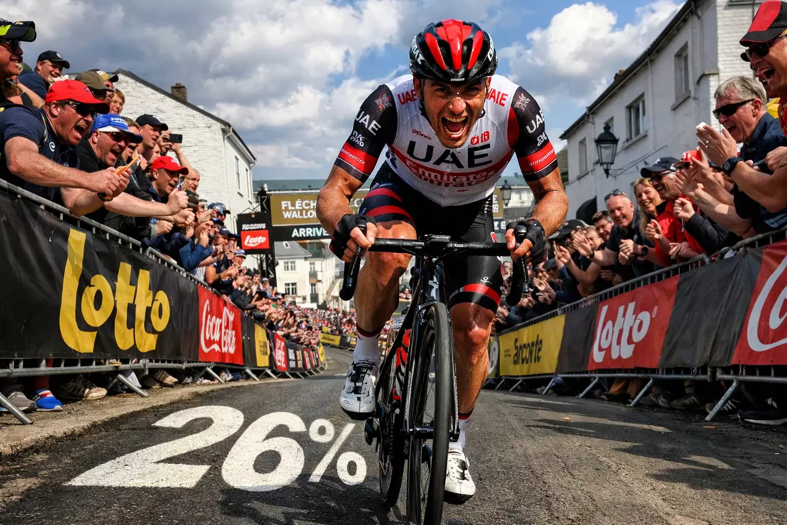 Wielrenner klimt de steile Muur van Hoei tijdens de Waalse Pijl